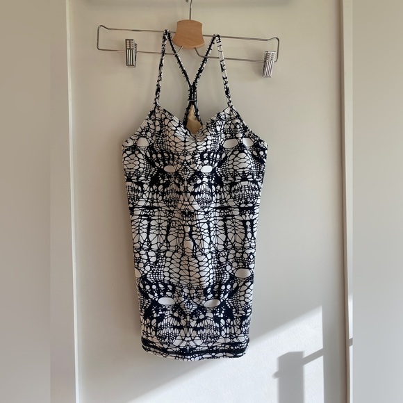 Lululemon Power Y lined Tank in Glacier Lace pattern - Picture 2 of 7